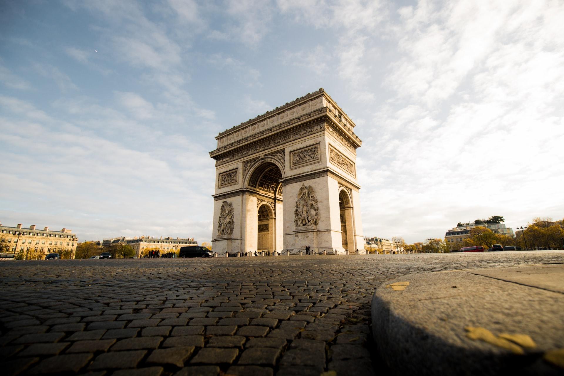 La dernière création de Christo : l’Arc de Triomphe empaqueté